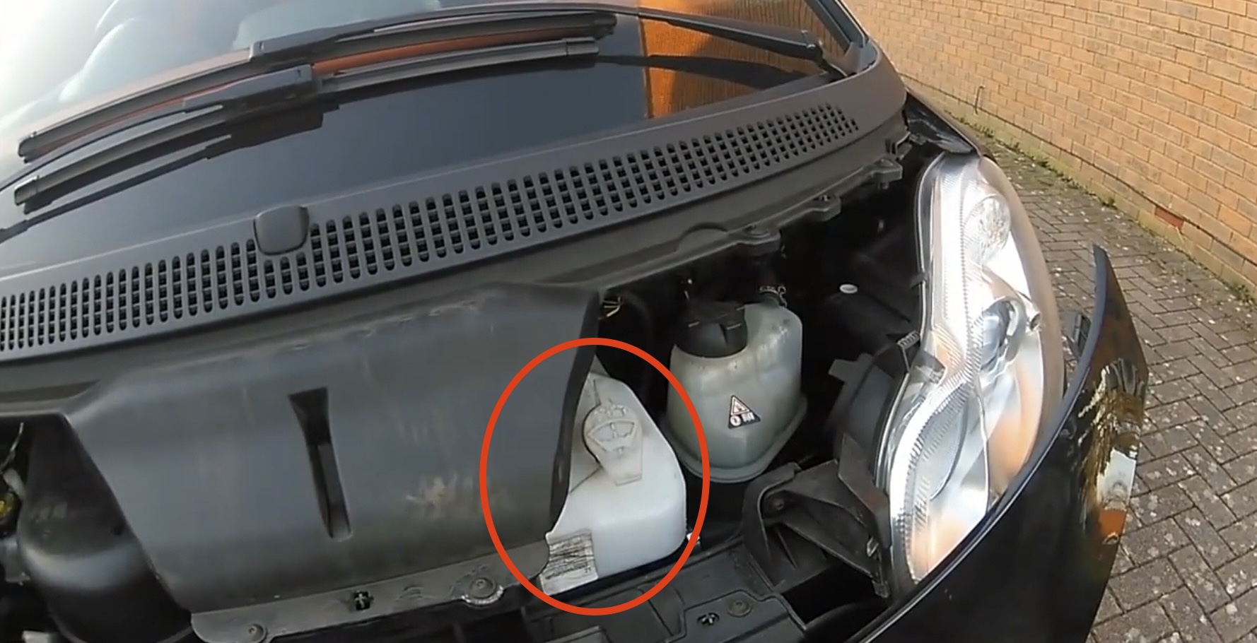 Ablakmosó tartály eltávolítása smart fortwo 451 Ablakmosó tartály eltávolítása smart fortwo 451