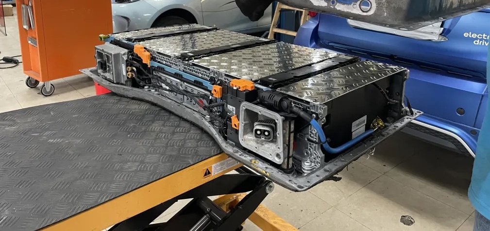 Elektromos smart fortwo 451 akkupakkjának kiszerelése útmutató Elektromos smart fortwo 451 akkupakkjának kiszerelése útmutató