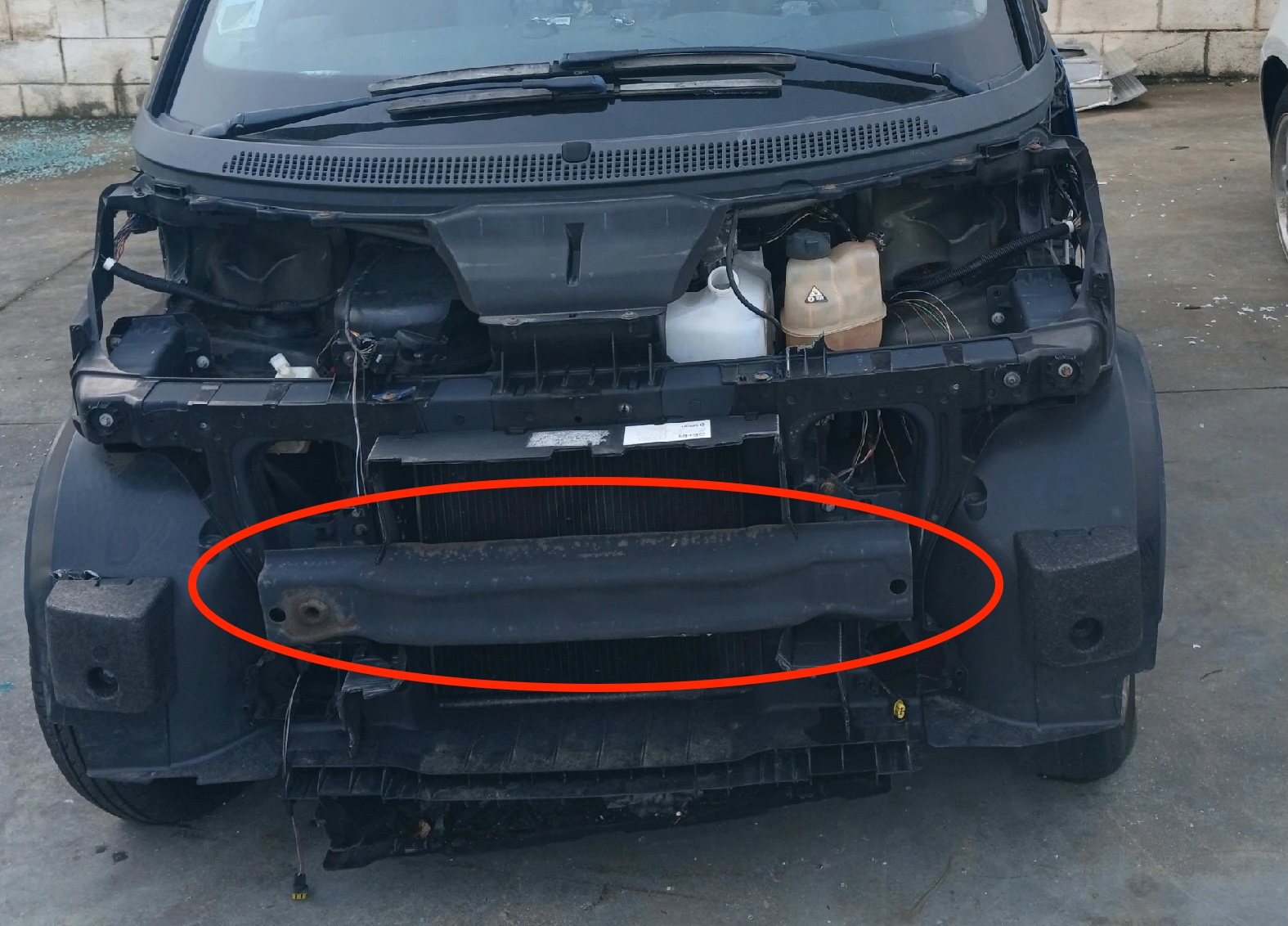 Lökhárító merevítő eltávolítása (első) smart fortwo 451 Lökhárító merevítő eltávolítása (első) smart fortwo 451