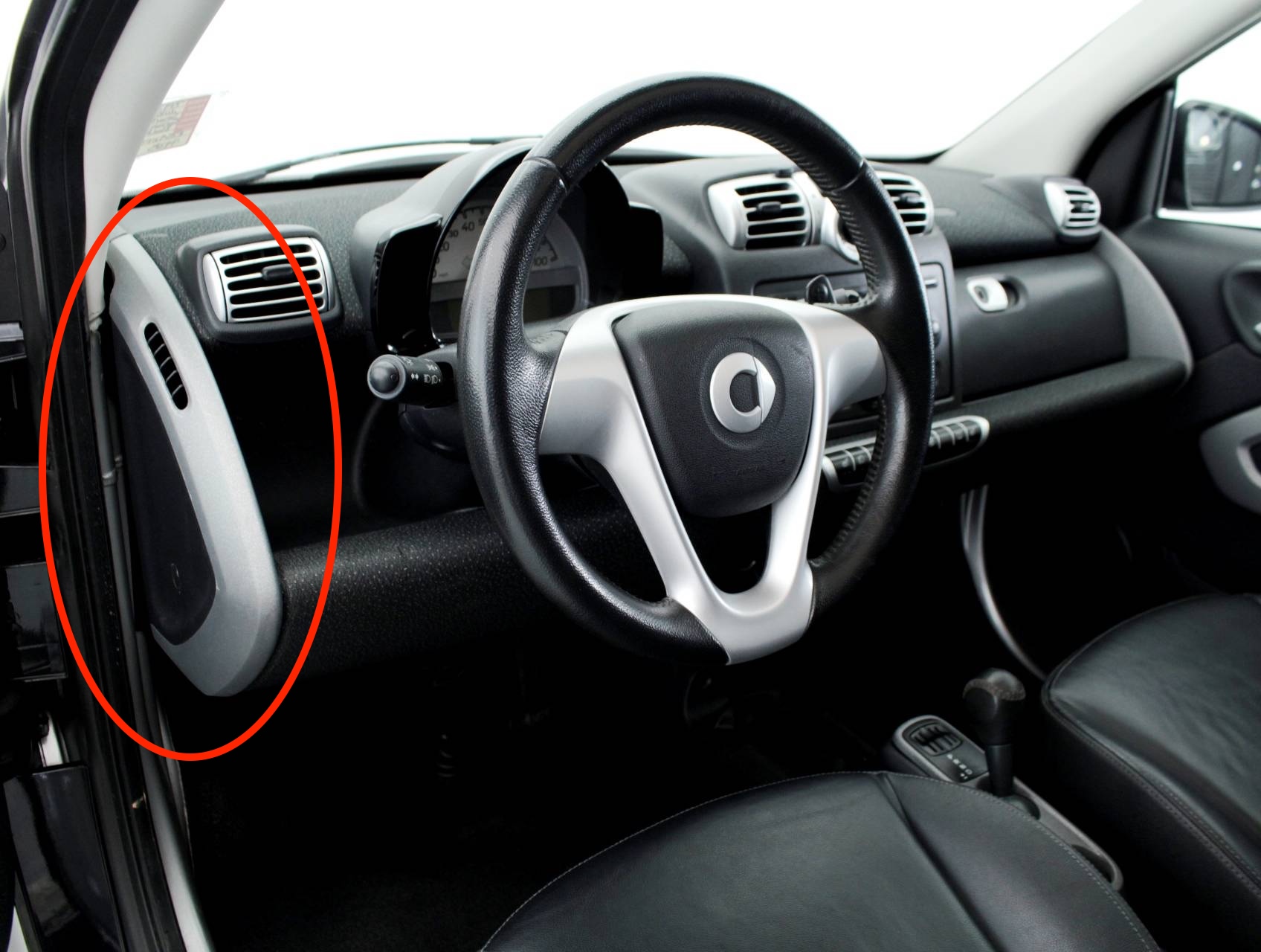 Műszerfal oldalsó burkolat eltávolítása smart fortwo 451 Műszerfal oldalsó burkolat eltávolítása smart fortwo 451
