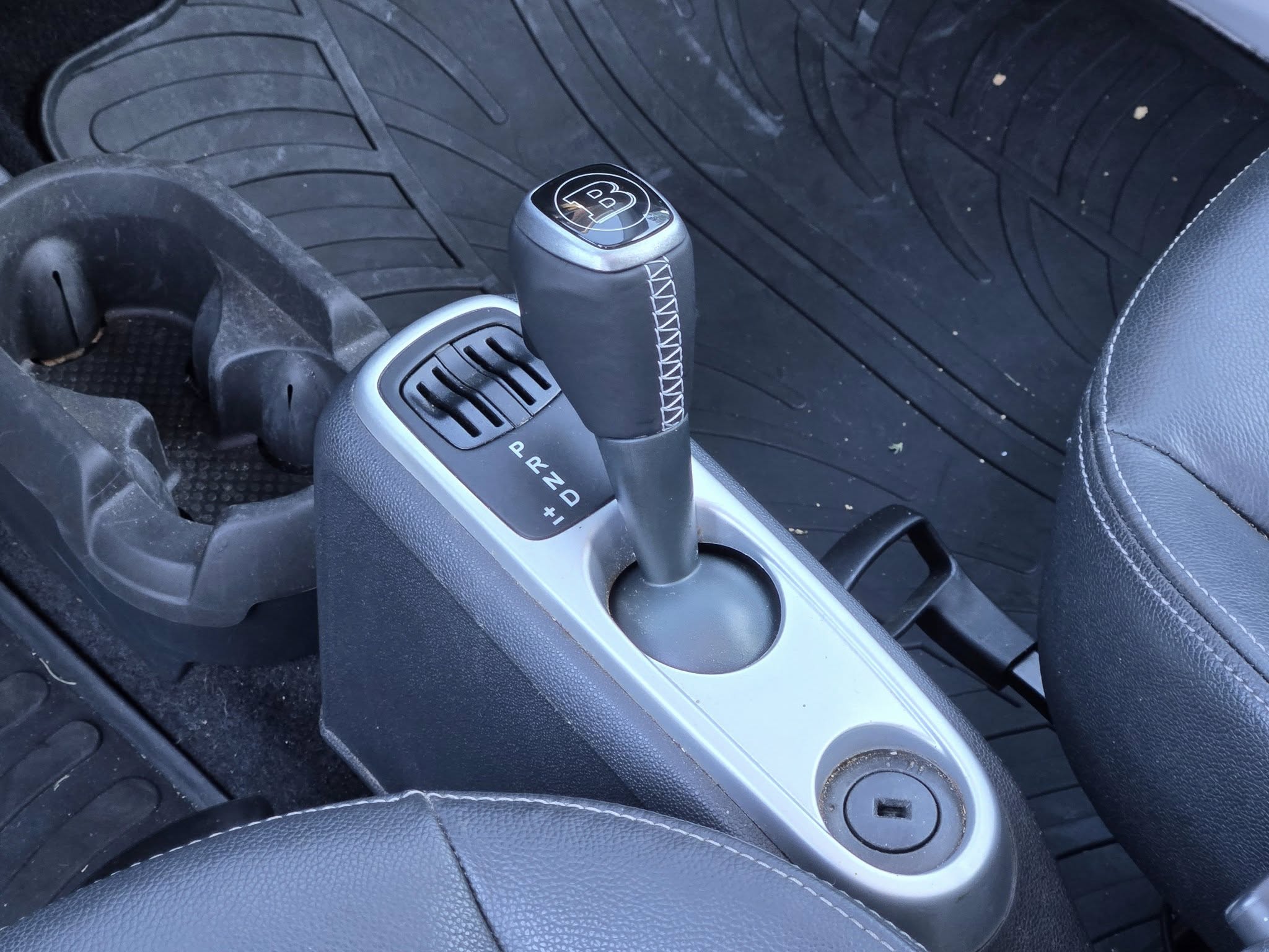 “P” állásban ragadt sebességváltó kioldása smart fortwo 451 útmutató “P” állásban ragadt sebességváltó kioldása smart fortwo 451 útmutató