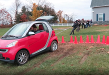 Kötélhúzás: smart fortwo vs. 7 ember smart fortwo kötélhúzó verseny